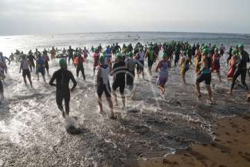 Ricardo Hernández y Raquel Aróstegui ganan con autoridad el XXVII Triatlón de Salinetas (Foto TA)